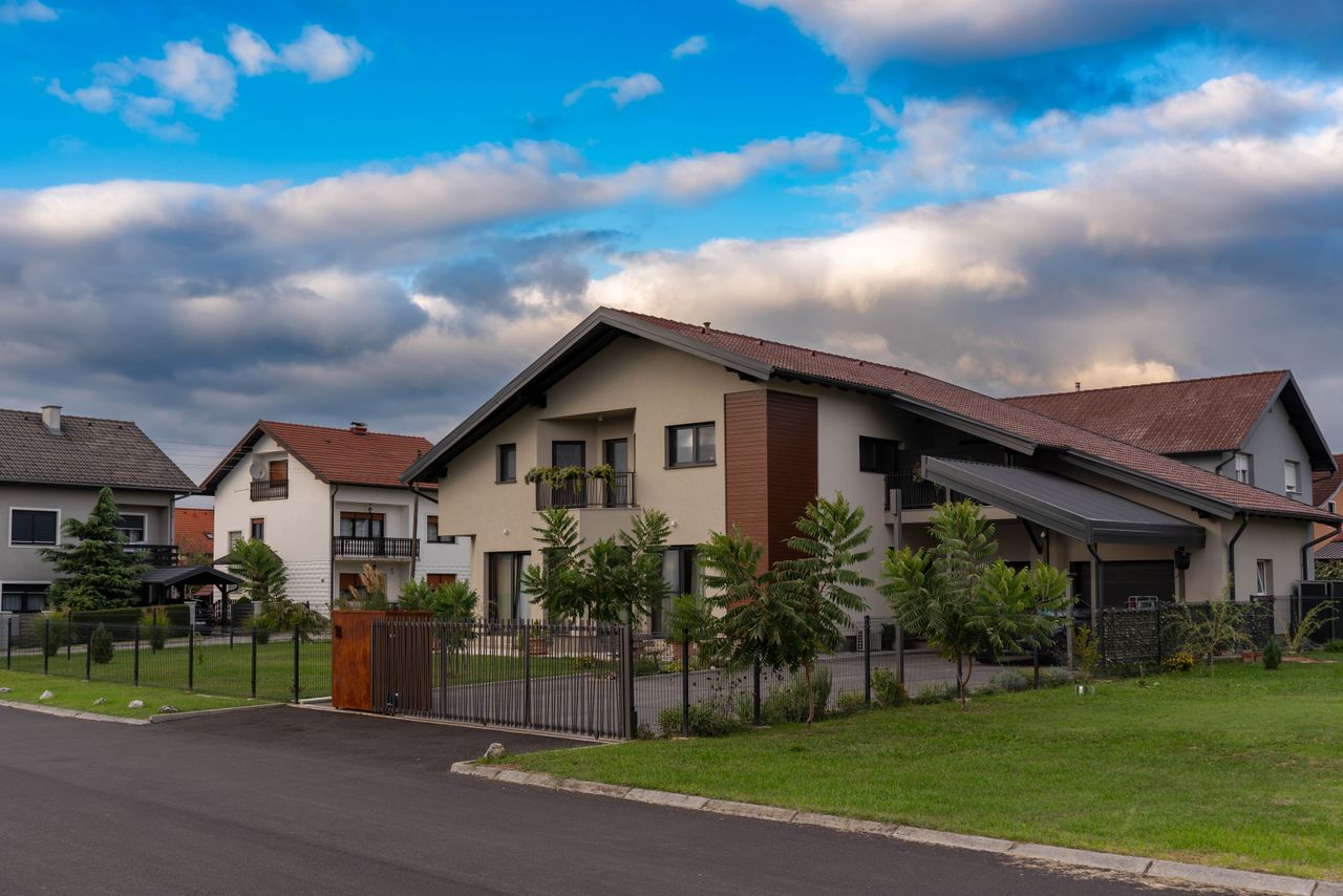 why-choose-us-02 Contemporary homes in Garešnica, Croatia featuring lush gardens and dramatic sky.